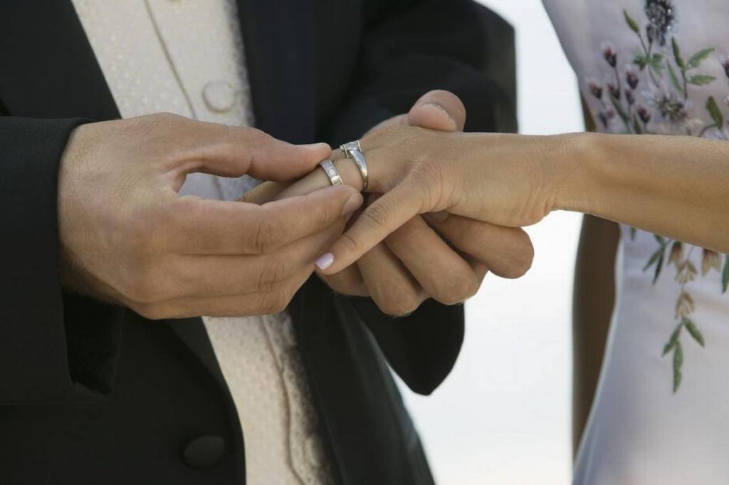 Al menos 50 personas han sido detenidas por autoridades en&nbsp;Estados&nbsp;Unidos&nbsp;como parte de un presunto plan para enga&ntilde;ar a las autoridades de inmigraci&oacute;n mediante matrimonios falsos