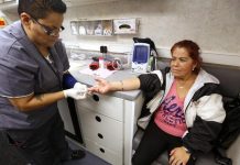 El Senado de California aprobó hoy un proyecto de ley que otorgaría cobertura médica subsidiada a indocumentados de bajos ingresos de entre 19 y 25 años y a adultos mayores de 65.