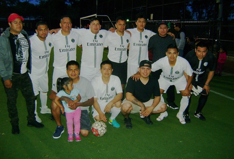 Los aguerridos integrantes del Deportivo San Miguel que luego de venir subiendo como la espuma en el campenato de la Liga Mexicana de Brooklyn, Sunset Park, por fin lograron adue&ntilde;arse del liderato.&nbsp; (Foto: Buki Chapin)