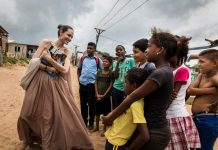 Jolie recordó que esta es su primera visita al país pero que "desearía que se diera en mejores circunstancias para Colombia y para la región".