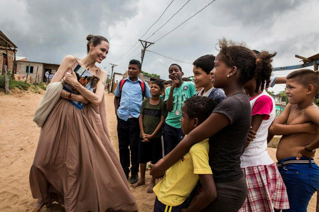 Jolie recordó que esta es su primera visita al país pero que "desearía que se diera en mejores circunstancias para Colombia y para la región".