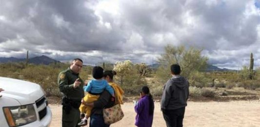 Las detenciones de inmigrantes en la frontera de Estados Unidos con México subieron a 132.887 en mayo, según datos publicados este miércoles por el Gobierno estadounidense, lo que da nuevos argumentos al presidente, Donald Trump, en sus amenazas de imponer aranceles al país vecino.