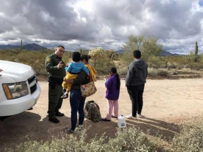 Las detenciones de inmigrantes en la frontera de Estados Unidos con México subieron a 132.887 en mayo, según datos publicados este miércoles por el Gobierno estadounidense, lo que da nuevos argumentos al presidente, Donald Trump, en sus amenazas de imponer aranceles al país vecino.