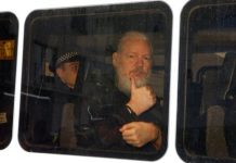 Correa: "Assange será extraditado y su vida será muy complicada" Según Correa, "la doble moral internacional", que hace que los países se muevan según sus "intereses" hace que no exista una movilización en apoyo de Assange.