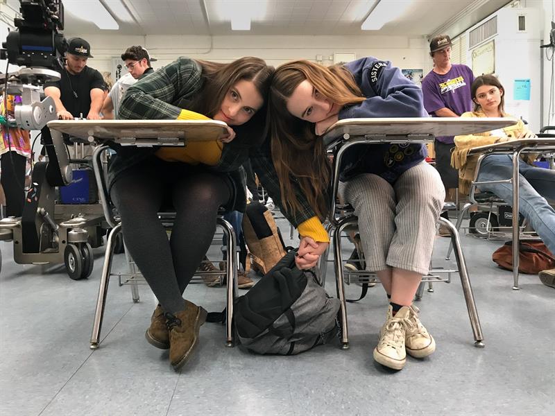 Beanie Feldstein (i), como Molly, y Kaitlyn Dever (d), como Amy, durante una escena de la película "Booksmart"