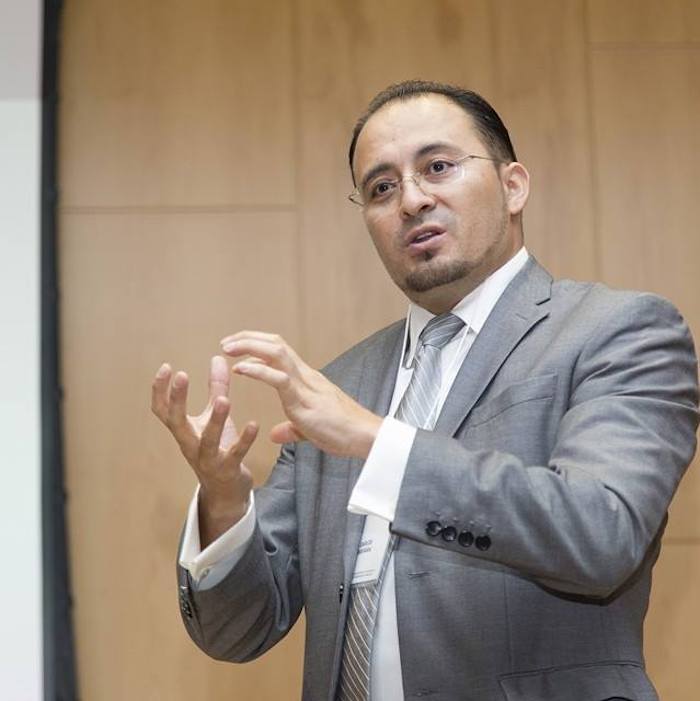 Carlos Guevara, Director del Centro de Enseñanza de Aprendizaje de la Oficina de Tecnología Educacional de Hosts Community College.