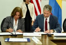 El embajador de Estado Unidos en Colombia, Kevin Whitaker y La ministra de Justicia, Margarita Cabello Blanco.