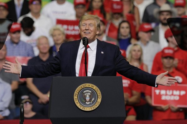 Donald Trump hizo una nueva promesa a los votantes. Si le otorgan un segundo mandato: "propondremos las curas para muchos, muchos problemas, muchas, muchas enfermedades, incluido el cáncer".