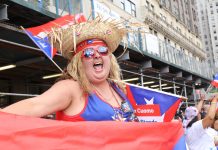 Puerto Rico vibra en el Desfile Nacional en NYC El sentido de patriotismo de la comunidad boricua de Nueva York se expresa en todo su esplendor durante el Desfile sobre la Quinta Avenida, no sin el matiz político que caracteriza la personalidad del Estado Libre Asociaciado, con gran representación en la política local neoyorquina.