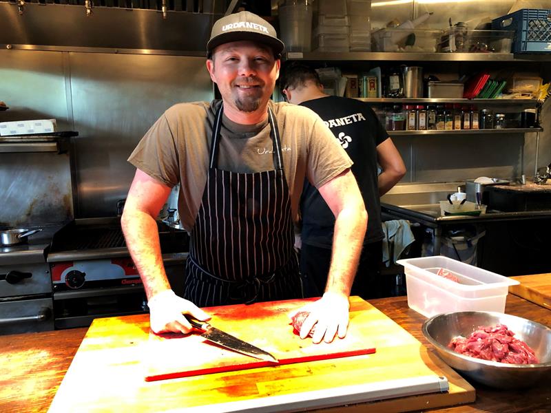 El chef vasco Javier Canteras, en su restaurante Urdaneta, en Portland.