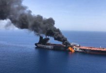 El ataque a dos buques cisterna dispara la tensión en el Golfo Pérsico Dos barcos, uno propiedad de un armador noruego y otro japonés, sufrieron hoy impactos y explosiones mientras salían del estrecho de Ormuz a unas 30 millas de la costa iraní.