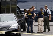 Encuentran a tres personas asesinadas a tiros en un apartamento de Nueva Jersey El suicidio de tres agentes de la Policía de Nueva York en las últimas dos semanas ha alertado a los cuerpos de seguridad de la ciudad y su máximo responsable lo ha calificado de "crisis de salud mental"
