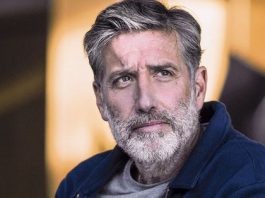 "Tú a mí me tienes que componer algún bolerito", le dijo su madre a Emilio Aragón y, diligente, su hijo le creó un álbum entero, "La vuelta al mundo".