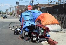 Tiendas de campaña y carritos de personas sintecho, en el área de Skid Row, en el "Downtown".
