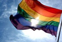 La bandera multicolor que representa al colectivo LGBTI ondea desde esta semana en la sede del Gobierno de Nueva York, ubicada en la ciudad de Albany.