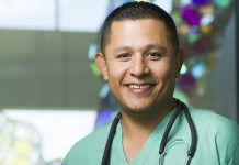Expandillero que se especializa como cirujano no olvida a pacientes latinos.