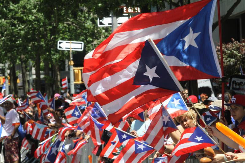 Como es ya una tradici&oacute;n de la Gran Manzana, durante la realizaci&oacute;n del Desfile Nacional Puertorrique&ntilde;o, la Quinta Avenida de Manhattan se llena de los colores de la bandera de Puerto Rico que vio su nacimiento precisamente en esta ciudad, a finales de 1890.