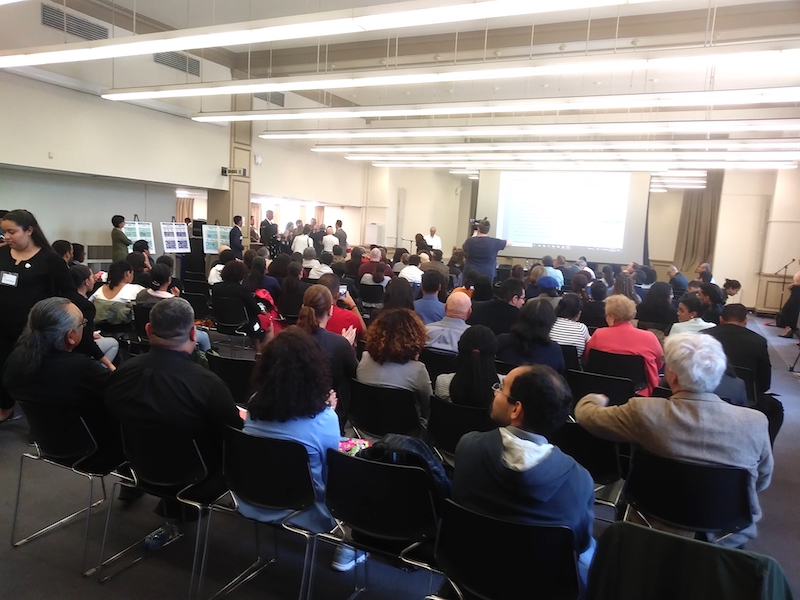 Una nutrida concurrencia multi-generacional cop&oacute; el East Dinning Hall del Edificio de M&uacute;sica de Lehman College en El Bronx para asistir a la 3a Cumbre de latinos en la Ciudad de Nueva York. Los asistentes realizaron preguntas e inter-actuaron con los panelistas participantes en el evento de un d&iacute;a completo de duraci&oacute;n.&nbsp;