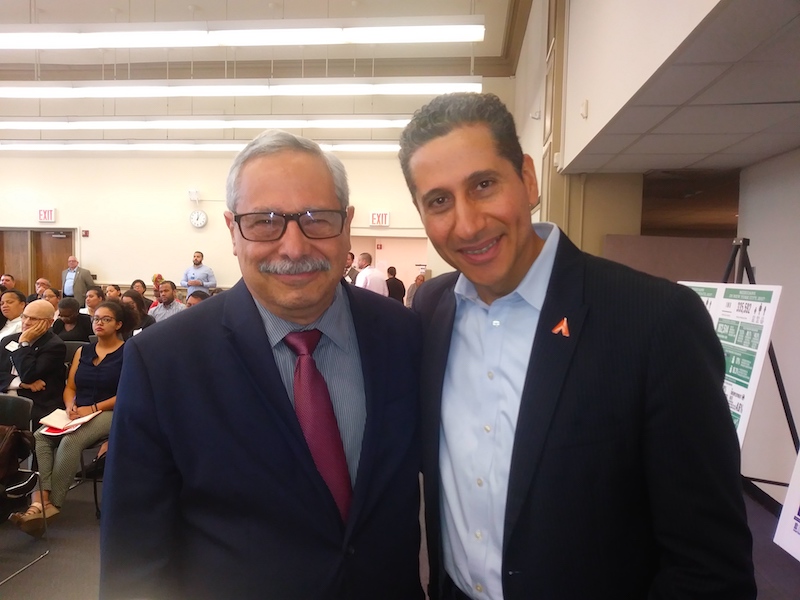 Orgullosos de sus ra&iacute;ces boricuas, encontramos al empresario Paul Quintero (Der.), CEO de Acci&oacute;n, quien particip&oacute; en el panel de econom&iacute;a y al Dr. Edwin Mel&eacute;ndez (Izq.), Director del Centro de Estudios Puertorrique&ntilde;os, una de las entidades co-auspiciantes.
