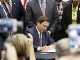 Florida aprueba una dura ley migratoria que prohíbe las "ciudades santuario" Ron DeSantis, alineado con las políticas antiinmigrantes del presidente Donald Trump, dijo en medio de los aplausos que estaba dando así cumplimiento a una de sus promesas de "luchar contra la inmigración ilegal".
