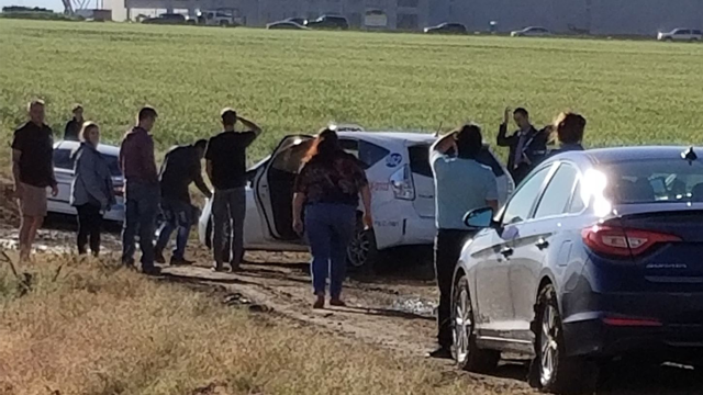 Un centenar de conductores que se dirigían hacia el Aeropuerto Internacional de Denver guiados por Google Maps se extraviaron en un camino de barro.