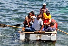 Guardia Costera rescata a seis cubanos en bote a remos en Cayos de Florida Los tripulantes de un barco reportaron a la Guardia Costera que sobre el bote a remos con seis personas a bordo solicitando agua.