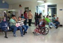 Hartos de esperar: pacientes abandonan las salas de emergencia sin recibir tratamiento Hartos de esperar: pacientes abandonan las salas de emergencia sin recibir tratamiento.