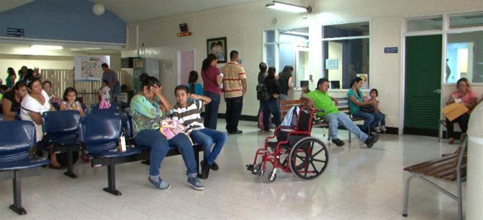 Hartos de esperar: pacientes abandonan las salas de emergencia sin recibir tratamiento.