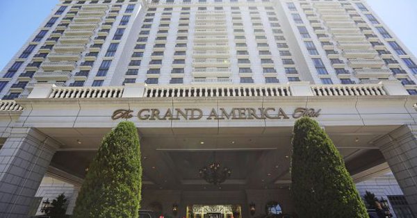 En el a&ntilde;o 2011 el hotel Grand America pag&oacute; una multa de 52 millones de d&oacute;lares al gobierno federal para haber empleado a 153 trabajadores indocumentados.