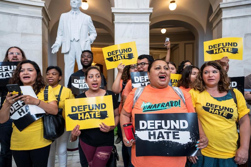 Activistas protestan por las acciones contra inmigrantes llevadas a cabo por las autoridades estadounidenses en la frontera sur del pa&iacute;s, en el interior del edificio Russell del Senado estadounidense, en Washington. Cientos de migrantes menores de edad, entre ellos beb&eacute;s y ni&ntilde;os peque&ntilde;os que estaban a cargo de los cuidados de otros, algunos de ocho a&ntilde;os de edad, que estaban detenidos en una masificada comisar&iacute;a de la Patrulla Fronteriza de Estados Unidos han sido trasladados a otras instalaciones.