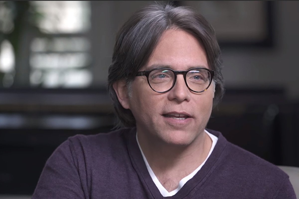 Un jurado de una corte federal de Nueva York hall&oacute; culpable de todos cargos de tr&aacute;fico sexual a Keith Raniere.
