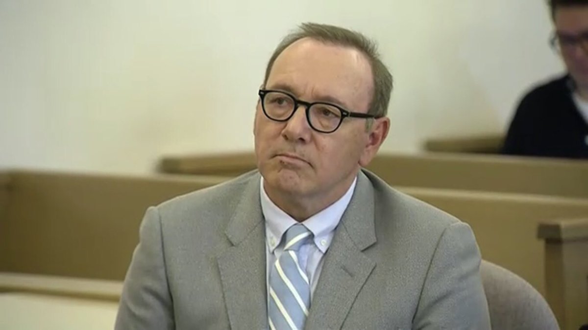Kevin Spacey visit&oacute; el tribunal de Massachusetts en que se celebr&oacute; una vista preliminar al juicio que enfrenta.