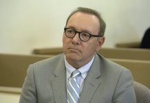 Kevin Spacey se declara inocente de acoso y denuncia la alteración de pruebas Kevin Spacey visitó el tribunal de Massachusetts en que se celebró una vista preliminar al juicio que enfrenta.