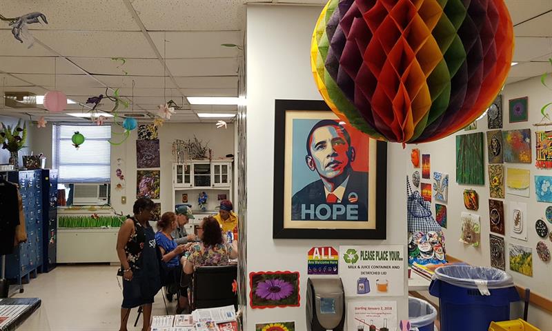 Vista de una clase de pintura en el centro de día para ancianos LGTBI.