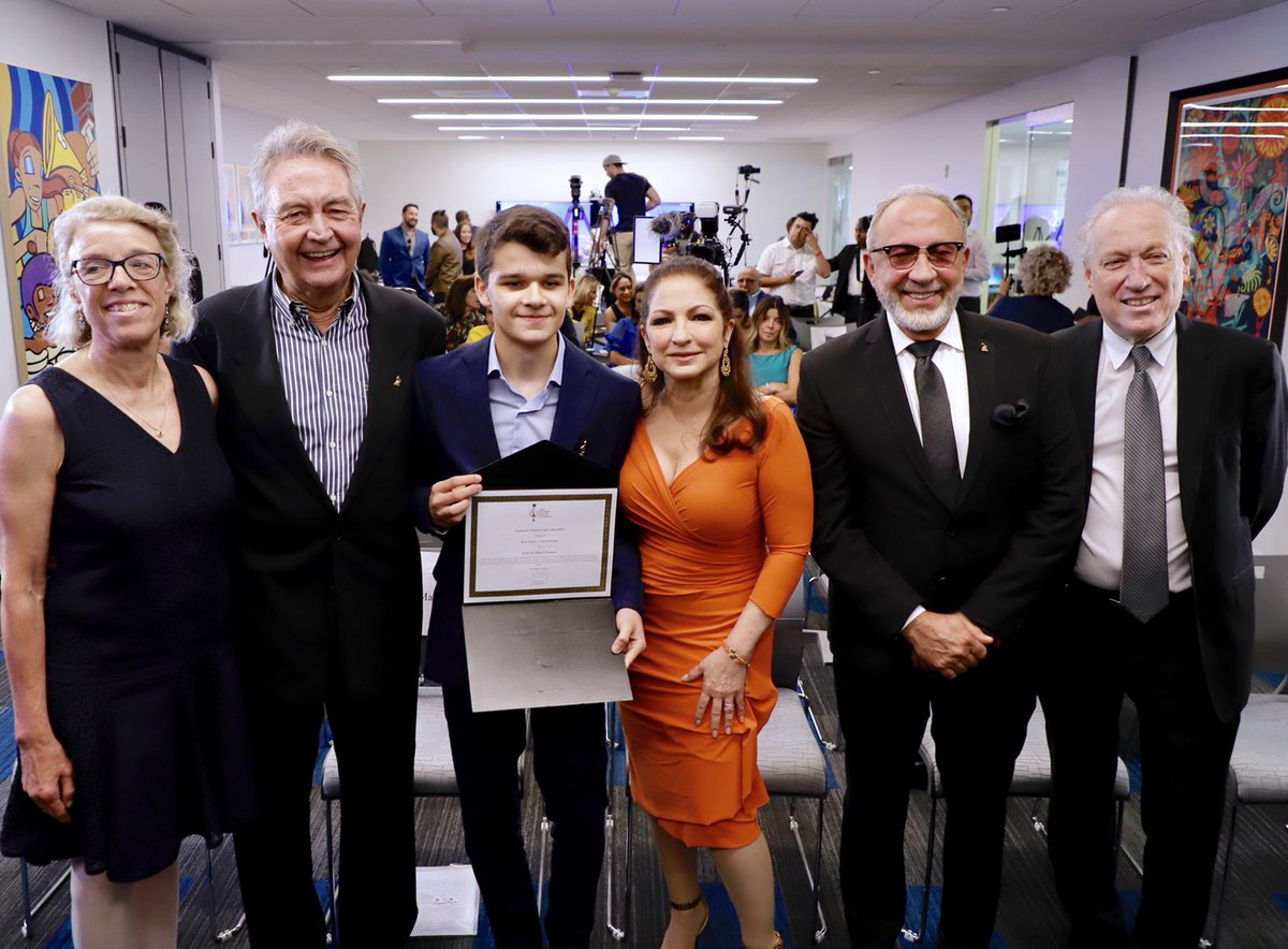 La Fundación Cultural Latin Grammy otorgó la Beca Emilio y Gloria Estefan al estudiante español de piano Sergio De Miguel Jorquera.