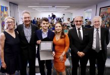 Los Estefan conceden beca a joven pianista español que estudiará en Berklee La Fundación Cultural Latin Grammy otorgó la Beca Emilio y Gloria Estefan al estudiante español de piano Sergio De Miguel Jorquera.