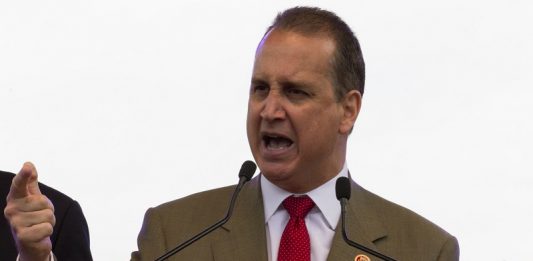 Mario Díaz-Balart solicitó al Gobierno "mejorar" el proceso de visado y servicios consulares en Cuba, tras la "reducción" de personal diplomático y consular desde 2017 debido a las denuncias de un "ataque sónico" contra personal diplomático.