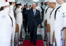 Pence dice que Cuba debe apartarse del camino hacia la libertad de Venezuela Pence habló así en el puerto de Miami, donde participó en una rueda de prensa para informar de la misión de cinco meses que realizará el buque hospital de la Marina USNS Comfort.