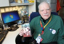 Bob Hall fue uno de los primeros pacientes en ser entrevistados para el programa My Life, My Story en el William S. Middleton Memorial Veterans Hospital en Madison, Wisconsin en 2014. "Nunca antes había experimentado algo así en un hospital". Hall dijo. Hall sostiene una fotografía de sí mismo jugando con niños en un pueblo de Vietnam durante su tiempo como infante de marina. (Bram Sable-Smith para NPR)