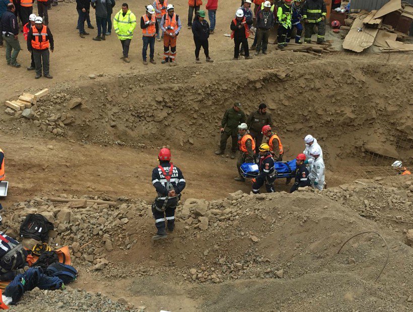 Muerte y desaparici&oacute;n de 2 obreros en mina chilena opaca rescate del tercero.