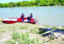 El hallazgo tuvo lugar en las orillas del río, entre unas ramas y a unos kilómetros del puente internacional de Matamoros que une esta ciudad con Brownsville.