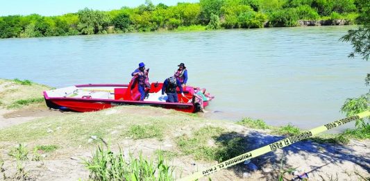 El hallazgo tuvo lugar en las orillas del río, entre unas ramas y a unos kilómetros del puente internacional de Matamoros que une esta ciudad con Brownsville.