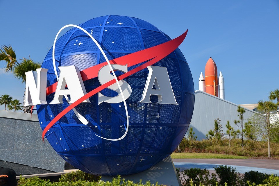 NASA La agencia espacial estadounidense, NASA, anunció este viernes que abrirá en la Estación Espacial Internacional un centro de operaciones para las actividades de empresas comerciales