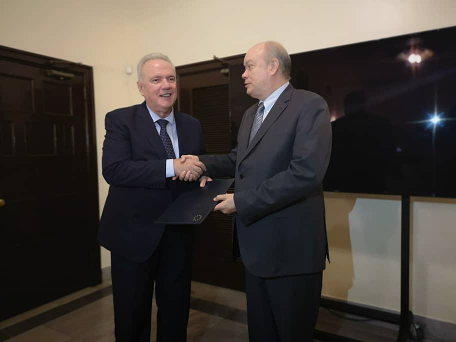 El comisario de Cooperación Internacional y Desarrollo del bloque, Neven Mimica y el Ministro del Comercio Exterior y la Inversión Extranjera de la República de Cuba.