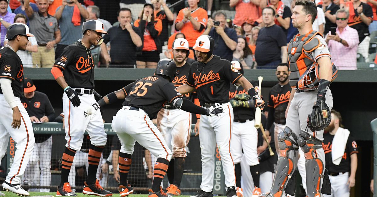 Dwight Smith pegó su primer grand slam en su carrera en la victoria de los Orioles de Baltimore.