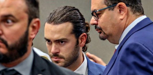 La defensa alegó en su petición que Lyle, de 32 años, no ha quebrantado las reglas de su arresto -"no ha visto la luz del sol", dijo uno de los abogados.