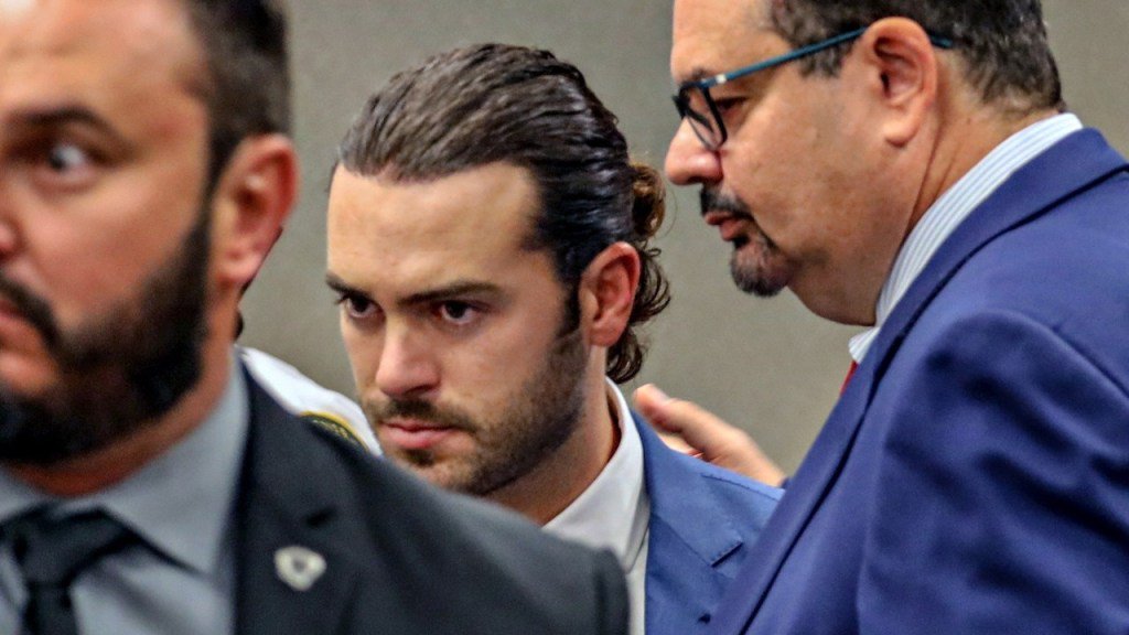 La defensa alegó en su petición que Lyle, de 32 años, no ha quebrantado las reglas de su arresto -"no ha visto la luz del sol", dijo uno de los abogados.