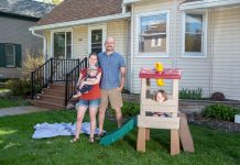 Partera recibe factura de $4,836 por usar gas de la risa en su propio parto Karli-Rae y Christopher Kerrschneider con sus niños, Eleanor y Leviathan, en el frente de su casa en Baldwin, Wisconsin. (Ackerman + Gruber para KHN)