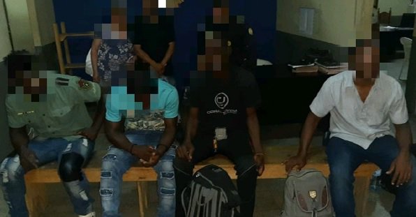 La Polic&iacute;a Nacional Civil de Guatemala retuvo a dos grupos de migrantes indocumentados entre los que se encontraban haitianos, salvadore&ntilde;os y hondure&ntilde;os.