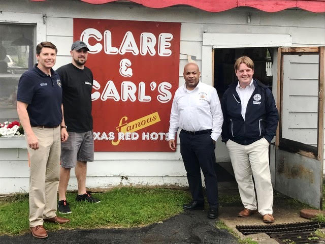 En la foto, ( izq. a der.) El asambleísta Jones; Cary John García, propietario y chef de Clare & Carl’s Texas Hot Dogs; el presidente de la Asamblea Heastie, y el supervisor de la ciudad de Plattsburgh, Michael Cashman.